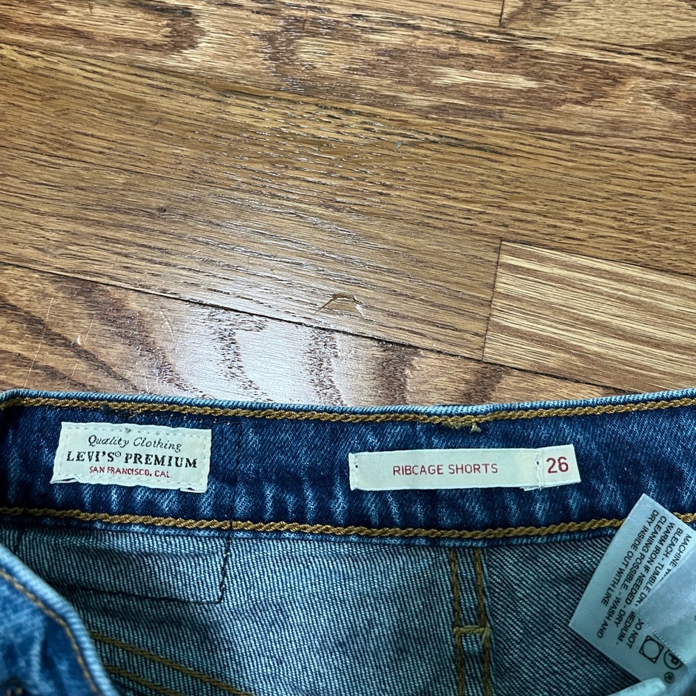Levi’s Ribcage Shorts - Picture 3 of 3